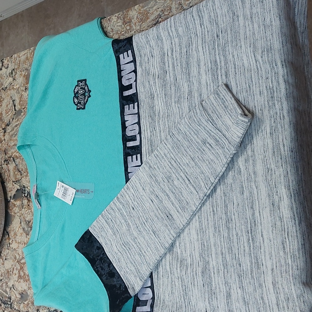 VS PINK says it is Xl but it’s more of a small to medium ,long sleeve